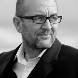 Ralph Brown 飾演 General Entin