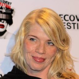 Christina Beck 飾演 T'resa