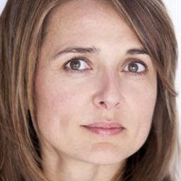 Laurence Colussi 飾演 Pina