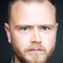 Asgeir Gunnarsson 飾演 Journalist