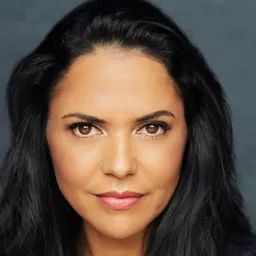 Miriama Smith 飾演 Delwyn Keefe