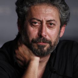 特奈·比爾塞 飾演 Savcı Nusret