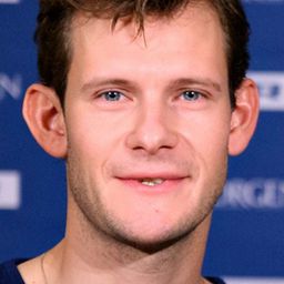 賽門·班尼傑格 飾演 