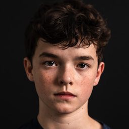 Owen Cooper 飾演 Young Heathcliff