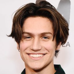 Chase Hudson 飾演 Fenix James