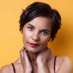 Rina Mahoney - 靈體盛宴演員 飾演Sarah