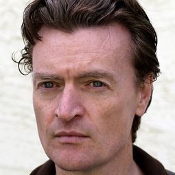 安東尼·布羅菲 飾演 Rolf