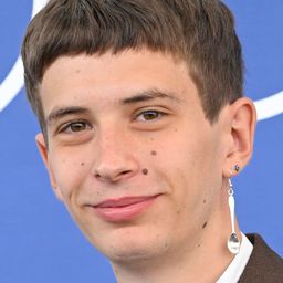 Adonyi-Walsh Gáspár 飾演 Ábel