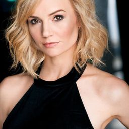 Sienna Farall 飾演 Emily