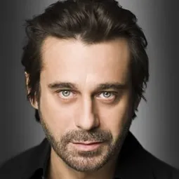 喬迪·莫拉 飾演 Roberto