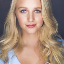 Julia Schlaepfer 飾演 Rachel Brazile