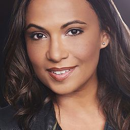 Vergi Rodriguez 飾演 Woman Stocking Up