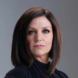 譚米·伊斯貝爾 飾演 Sophia