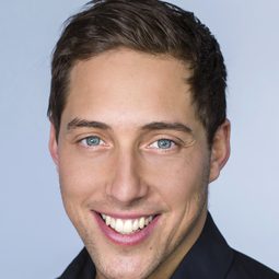 Chris Violette - 過年有禮不嫌多演員 飾演Santa Photographer (uncredited)