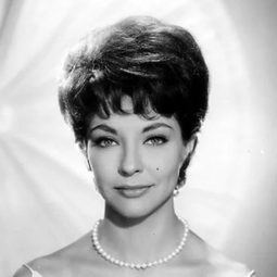 Elsa Cárdenas 飾演 Julie