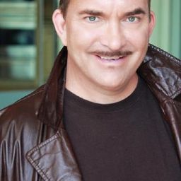 Marc Livingood 飾演 Nester