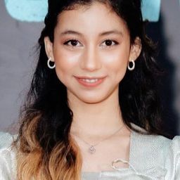 索菲亞·席亞倫 飾演 Kirana