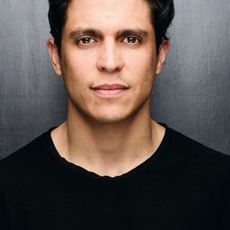 Johnny Rivas 飾演 Francisco