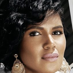 Denise Boutte 飾演 Tina