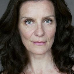 Vivien Parry 飾演 Maria