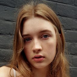 Lola Daehler 飾演 Young Clementine