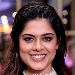 Asha Bhat 飾演 Meera