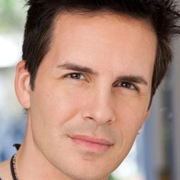 Hal Sparks 飾演 Lance Barber