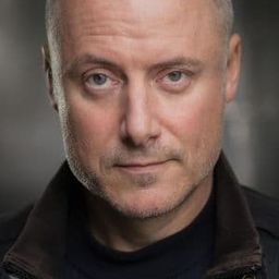 Robert Harrison 飾演 Roger