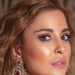 莎拉阿比卡納安 飾演 Maya