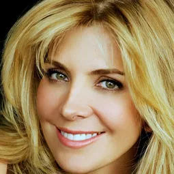 娜塔莎·李察遜 飾演 Caroline Lane