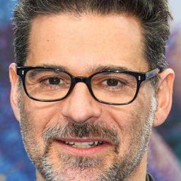 Rick Kavanian 飾演 Magic Mirror (voice)