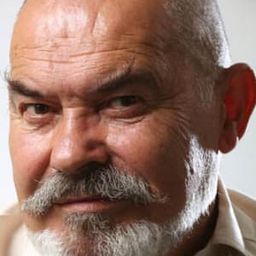 Şener Kökkaya 飾演 