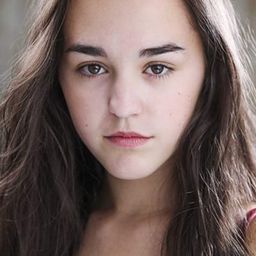 Saskia Paige Martin 飾演 Stacie