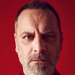 歐贊·居文 飾演 Robot 216