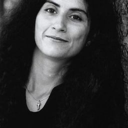 比希·捷那提·阿塔伊 飾演 Leila