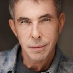 Andrew McIlroy 飾演 Scott Moore