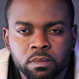 Kelechi Udegbe 飾演 Officer Abayomi