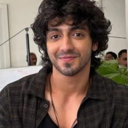 亞罕潘代 飾演 Krish Kapoor