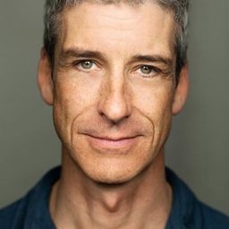 Richard Trinder 飾演 Dr. Peyron