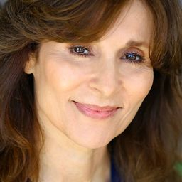 Eva-Marie Fredric 飾演 Mom