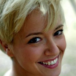 Vera Dragone - 高年級姐妹會: 新篇章演員 飾演Sofia