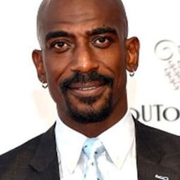 Mark Grosy 飾演 Father