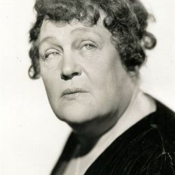 Alison Skipworth 飾演 Mrs. K. Rumford