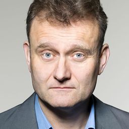 Hugh Dennis 飾演 