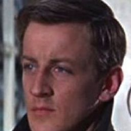 Lewis Fiander 飾演 Pringle