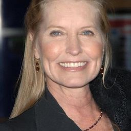 Lisa Niemi 飾演 Female Anchor