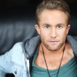 Taylor St. Pierre 飾演 Wedding DJ