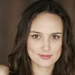 Rebecca Mozo 飾演 Ava