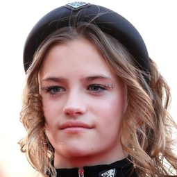 Lizzielou Corfixen 飾演 Self