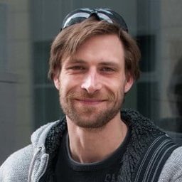 Zalán Makranczi 飾演 Attorney Varga